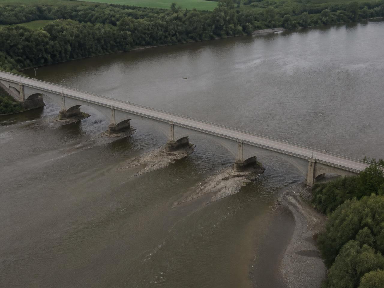 Road bridge structure crossing a river valley